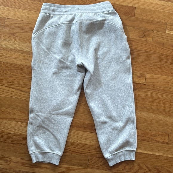 Lululemon Cropped Joggers. Size 6 - Picture 6 of 7